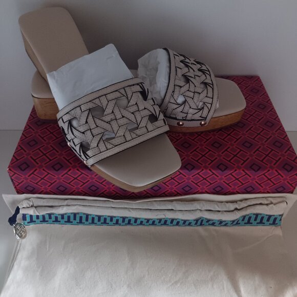 TORY BURCH BASKET WEAVE STUDDED CREAM CALFSKIN LEATHER SANDLES - Picture 10 of 10